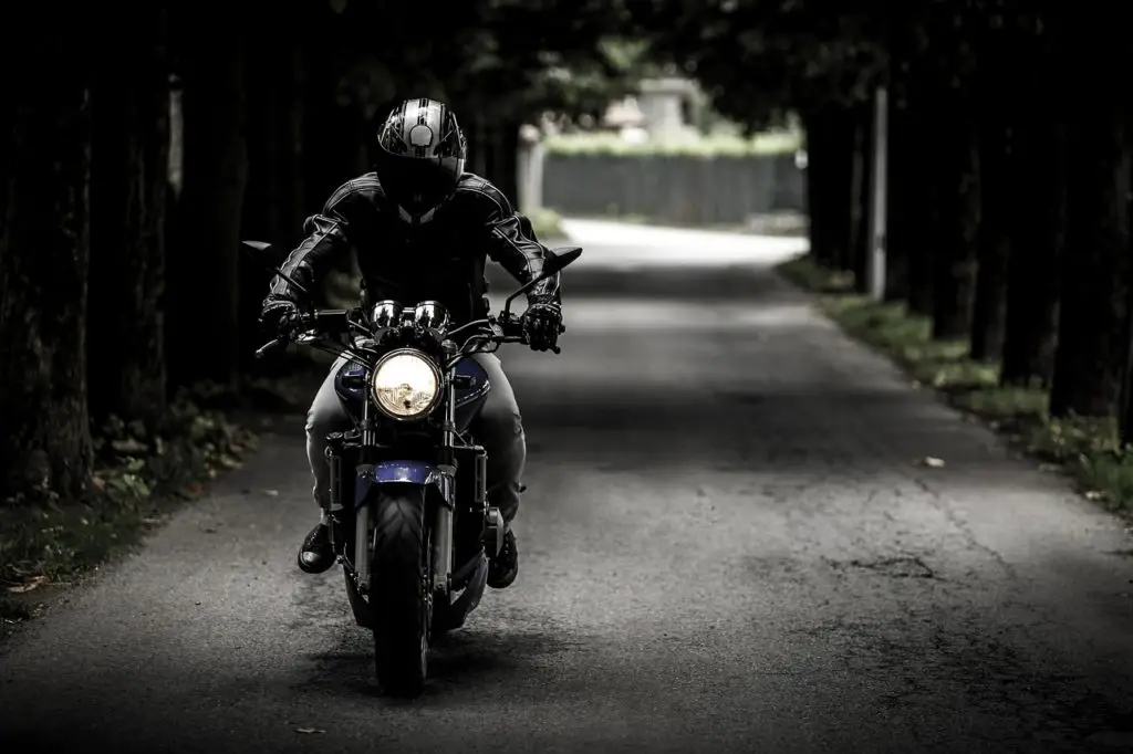 Articles 18 moto dans une rue bordée d'arbres