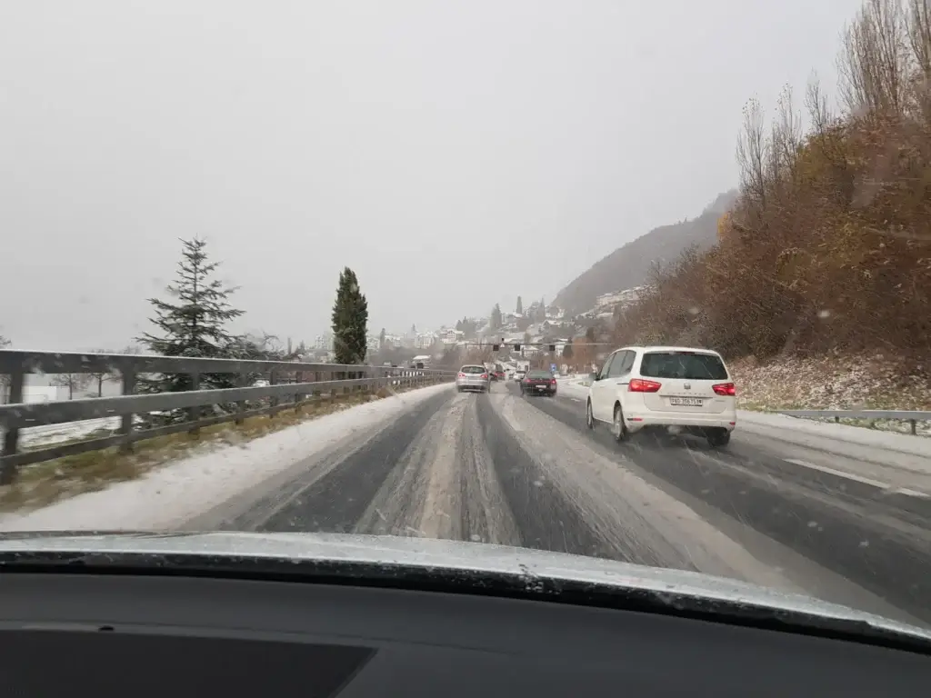 Une autoroute enneigée vers le tunnel de Glion