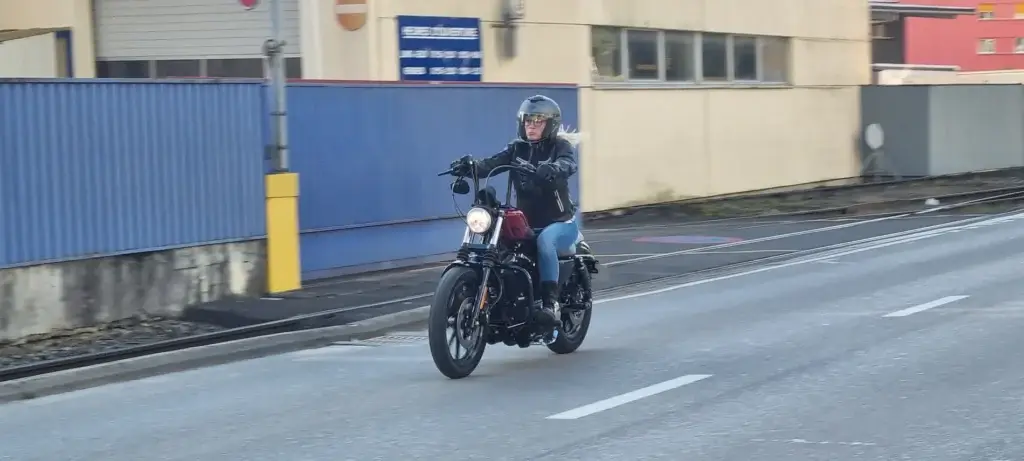 Articles 19 Une élève lors de son initiation moto chez Evasion auto école