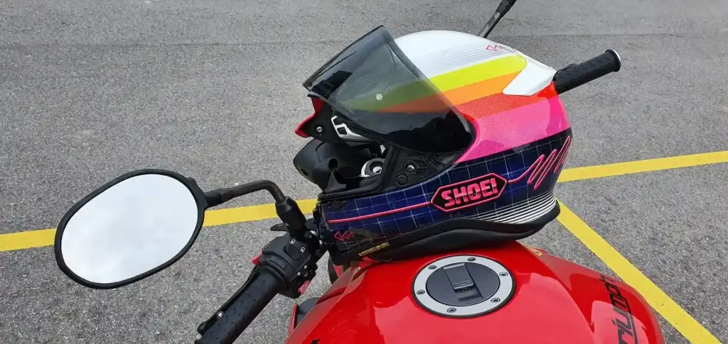 Casque déposé sur une moto