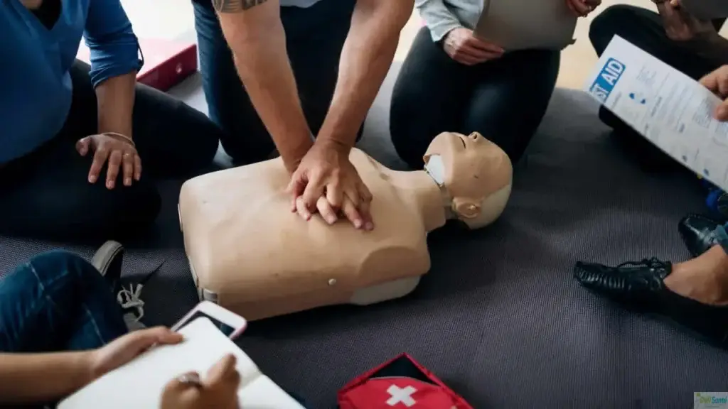 Massage cardiaque sur un mannequin, premiers secours