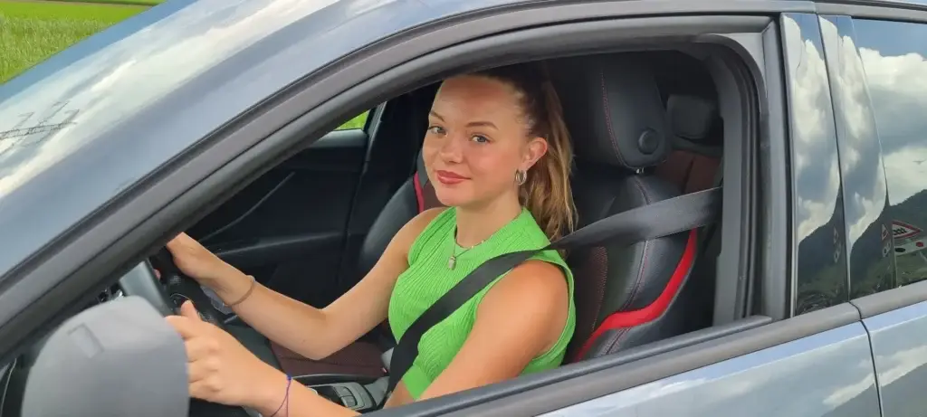 Une élève au volant chez Evasion auto-école