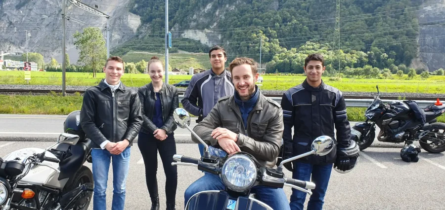 Evasion moto-école, photo de groupe d'un cours moto